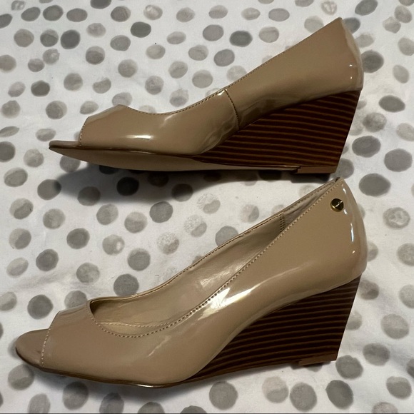NWT Calvin Klein Shelley Patent Leather Nude Peep Toe Wedge Heels Size 6 - Picture 4 of 11